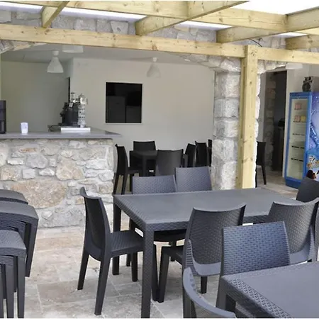 Confortable - 5 Pers. - Api-1-52-2566 Vogue
